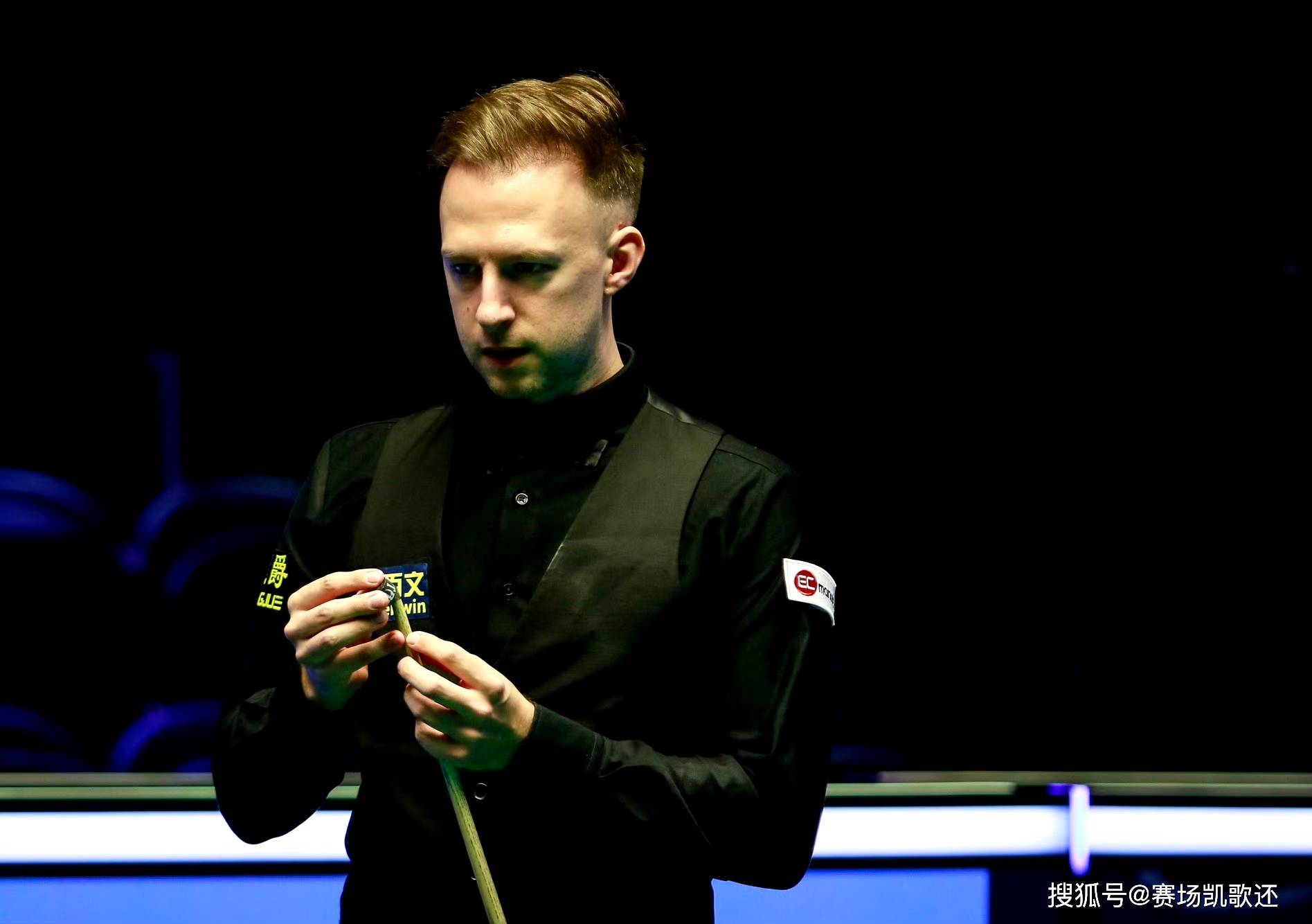 他借助底线 他借助底线